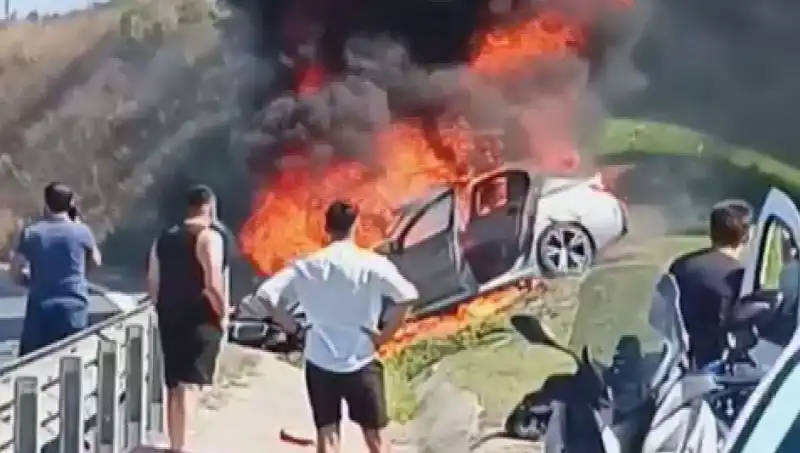 TEM Otoyolu'nda Otomobil Yangını: Neyin Masumiyeti Yakıldı?