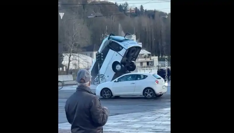 İtalya'da Yolcu Otobüsü Nehre Düştü, Sürücü Hayatını Kaybetti!