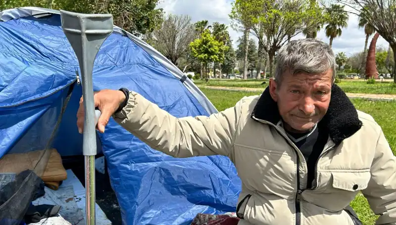 İş Kazası Sonrası Hayatı Değişen Adamın Parktaki Zorlu Yaşamı
