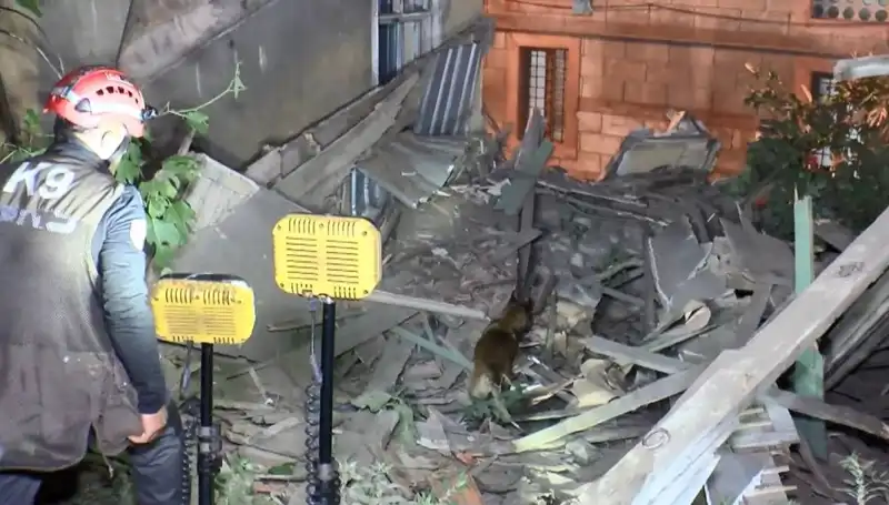 İstanbul'da Deprem Sonrası Göçük: Hasar Alan Bina Çöktü!