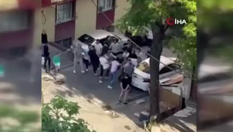 Madde Bağımlılığıyla Mücadelede Şok Görüntü: Kapıları Zorlayan Kişiye Bıçaklı Saldırı!
