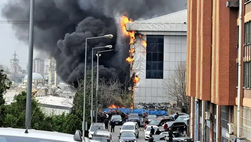 Başakşehir Sanayi Sitesinde Büyük Yangın: Ekipler Saha Taraması Yapıyor
