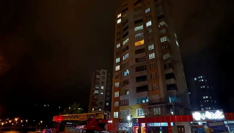 Apartmanın Çatısına Düştü! Yıldırım Neyin Habercisi?