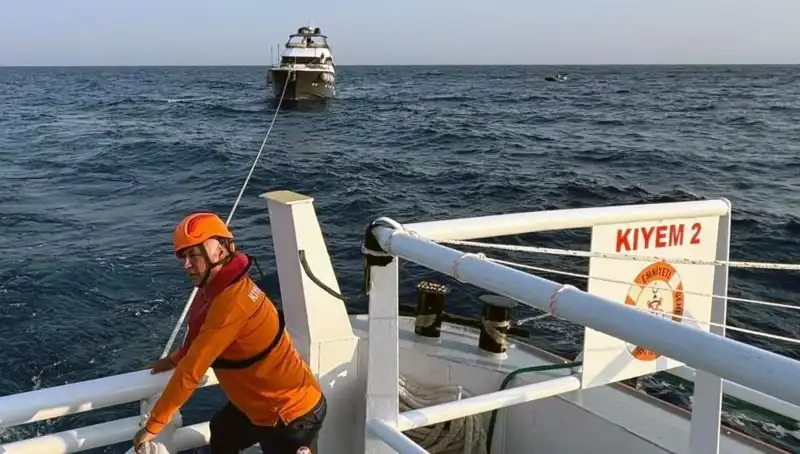 Marmaris Açıklarında Sürüklenen Tekne, Kahraman Kurtarıcılar Tarafından Kurtarıldı