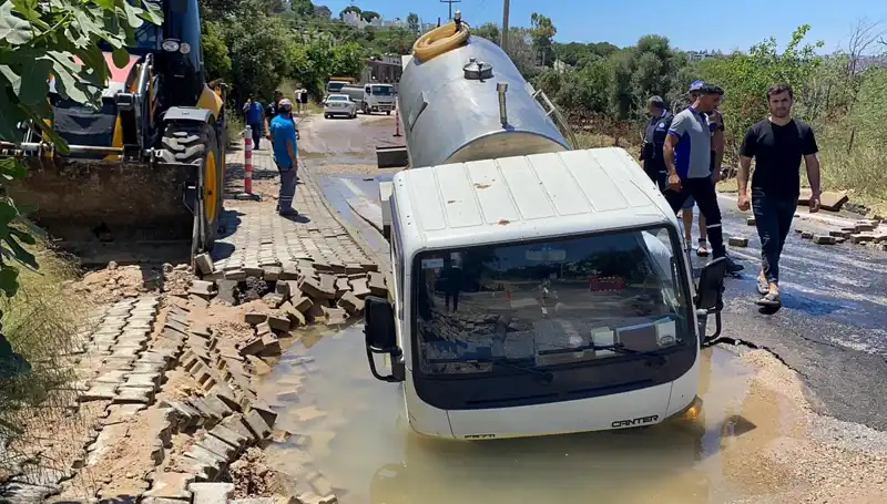 Bodrum'da Su Hattı Patladı, Tanker Çukura Düşerek Tehlike Yarattı