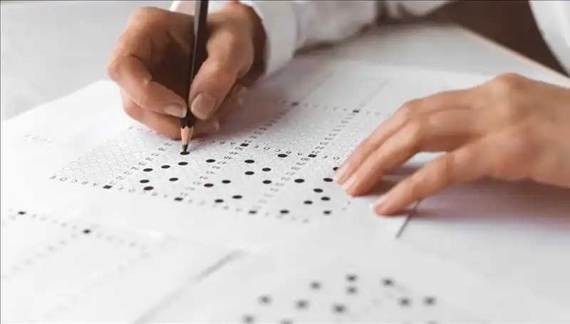Okuldan Sınav Soruları Çalan Anne, Kamerada Yakalandı!