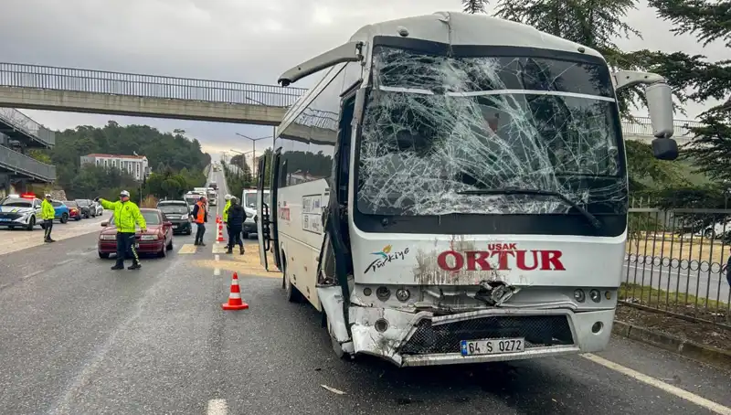 Uşak'ta İşçi Servislerinin Çarpışması: Çok Sayıda Yaralı ve Panik Ortamı
