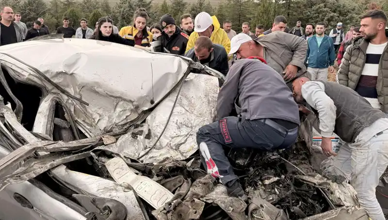 TIR ile Çarpışmanın Şok Edici Sonucu: Araç Kağıt Gibi Ezildi