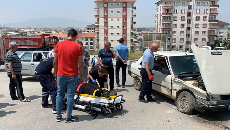Kavşakta Meydana Gelen Kazada İki Kişi Yaralandı: Detaylar ve Önlemler
