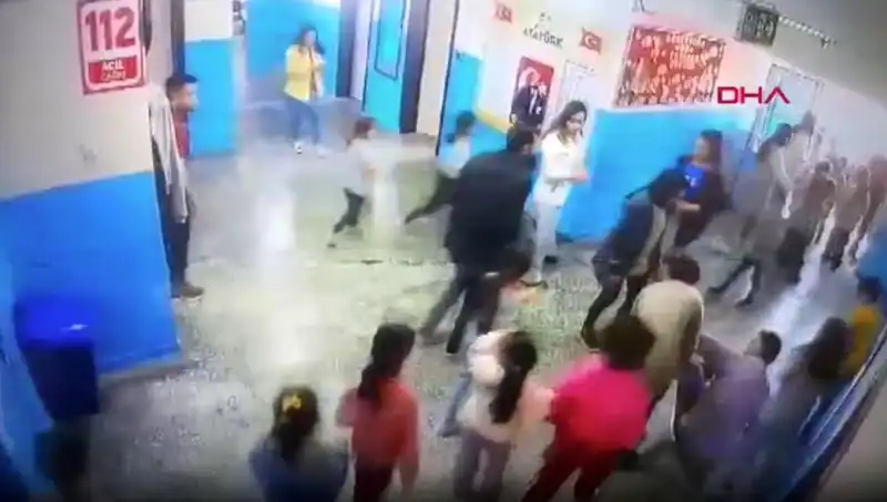 Bayılan Öğrenciyi Müdür Yardımcısı Nasıl Kurtardı? O Anlar Burada!