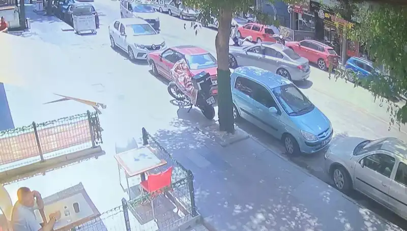 Karşıdan Karşıya Geçerken Araba Çarptı: Korkunç Kaza Anı