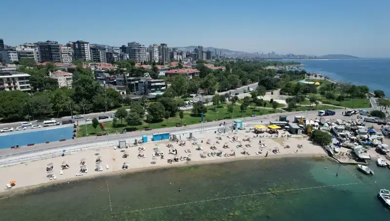 İstanbul’da Kavurucu Sıcaklar: Caddebostan Sahili Dolup Taştı