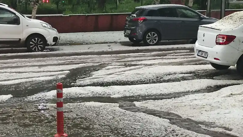 Ardahan'ı Beyaza Bürüyen Dolu Yağışı Hayatı Olumsuz Etkiledi