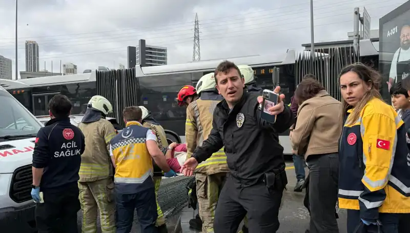 Metrobüs Kazası: Yolcular Panik İçinde, Seferler Durduruldu