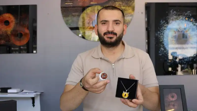 İris Fotoğraflarını Takı ve Tabloya Dönüştüren Sanatçı: Yaratıcılığın Sınırları Zorlanıyor
