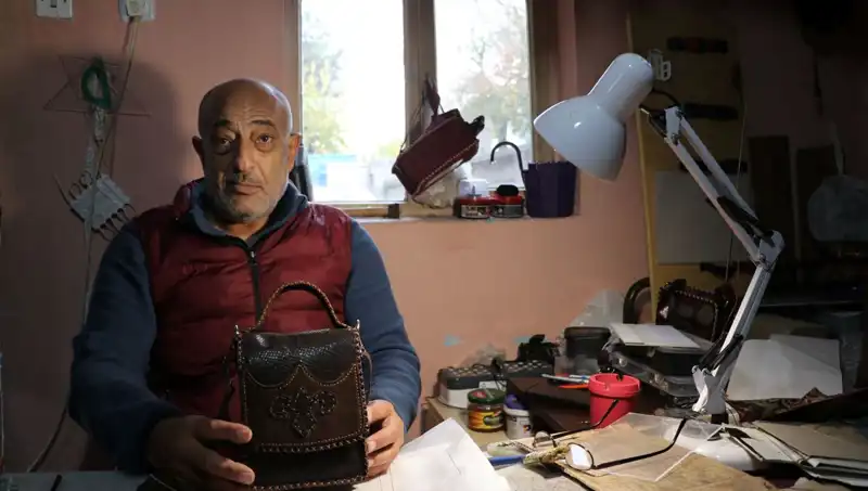 58 Yaşındaki Depremzede Kadın, El Yapımı Çantalarla Hayatını Yeniden Kuruyor