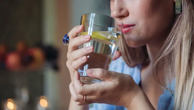 Harvardlı Uzmanın Yorumuyla Limonlu Su: Gerçekten Sağlığa Faydası Var Mı?