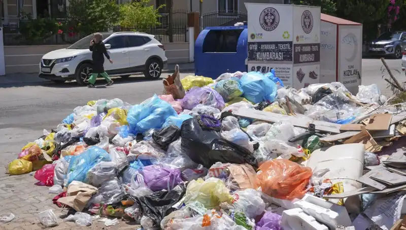 İzmir’de Çöp Yığınları Sorunu: Kentin Temizliğinde Alarm Zilleri Çalıyor