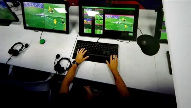 İtalya Futbolunda Devrim: VAR Pozisyonları Artık Ekranda!