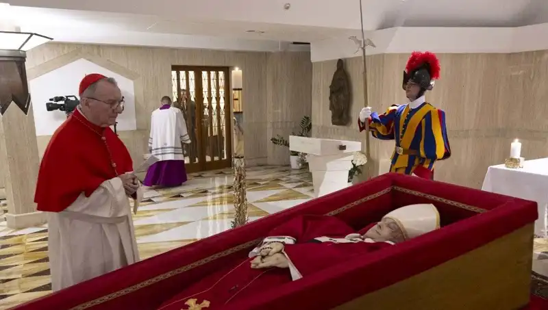 Papa'nın Tabuttaki Fotoğrafları Yayınlandı: Duygusal Anlar ve Ziyaretler
