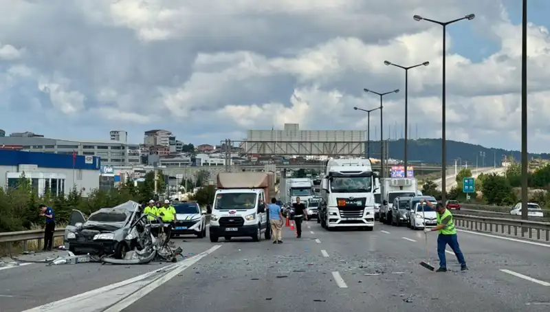 Otoyolda Traficin Durdurulduğu Feci Kaza: Üç Kişi Sıkıştı