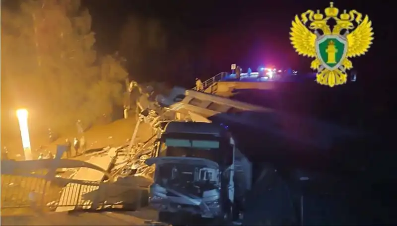 Rusya'da Tarifi Olmayan Bir Kaza: Tren Üzerine Çöken Köprü Faciası