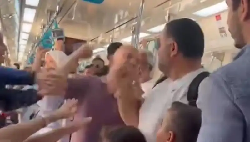 Marmaray'da Yumurta Kavgası: Yolcular Arasında Şoke Edici Olay!