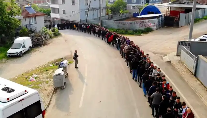Bursa’da Geleneksel Bayramlaşma Kuyruğu, Kısa Sürede Bir Kilometreye Ulaştı