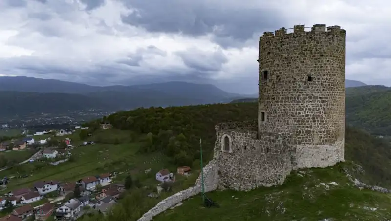 Sokolac Kalesi: Bosna-Hersek'in Tarihi Hazinesi Zamanla Yarışıyor