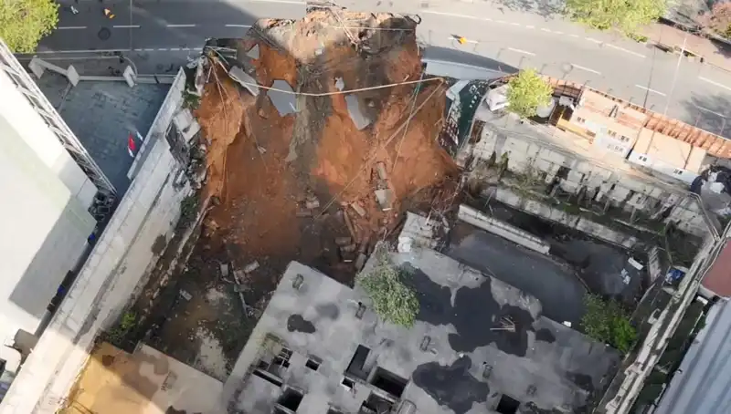 Sarıyer'de Yol Çökmesi: Caddede Trafik Engeli ve Bütün Detaylar