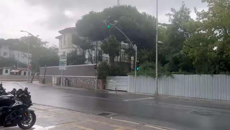 İstanbul'da Sağanak Yağış Hayatı Olumsuz Etkiliyor, Neler Oluyor?