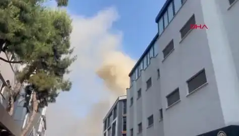 İstanbul'daki 4 Katlı İş Merkezinde Yangın: Söndürme Çalışmaları Devam Ediyor