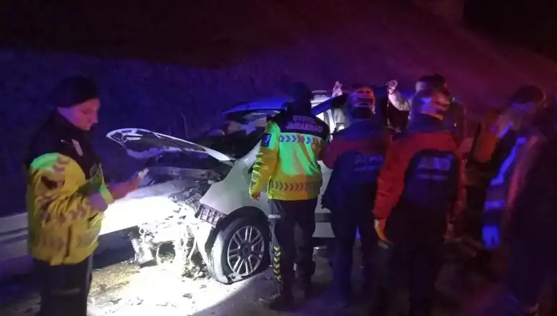 Bariyer Kaza Yaptı: Otomobile Saplanan Metal Parça 4 Kişiyi Yaraladı