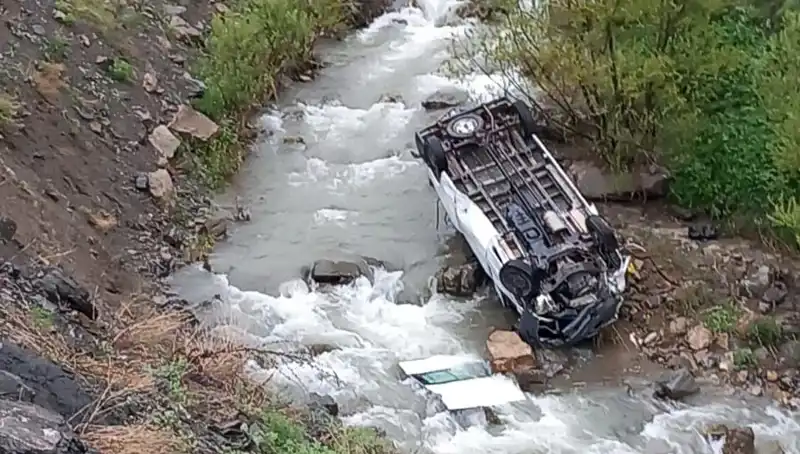 Hakkari'de Minibüs Devrildi: Derede Can Pazarı Alarmı!