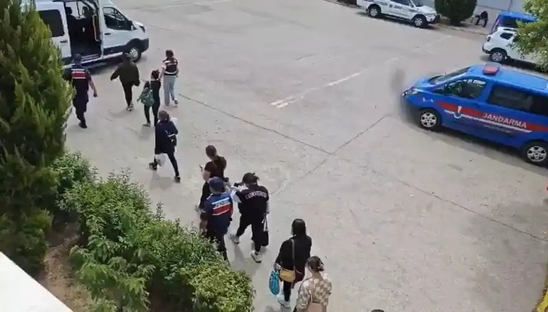 Taylandlı Kadınların Çalışma İzni İçin Fuhuşa Sürüklenmesi: İç Yüzü