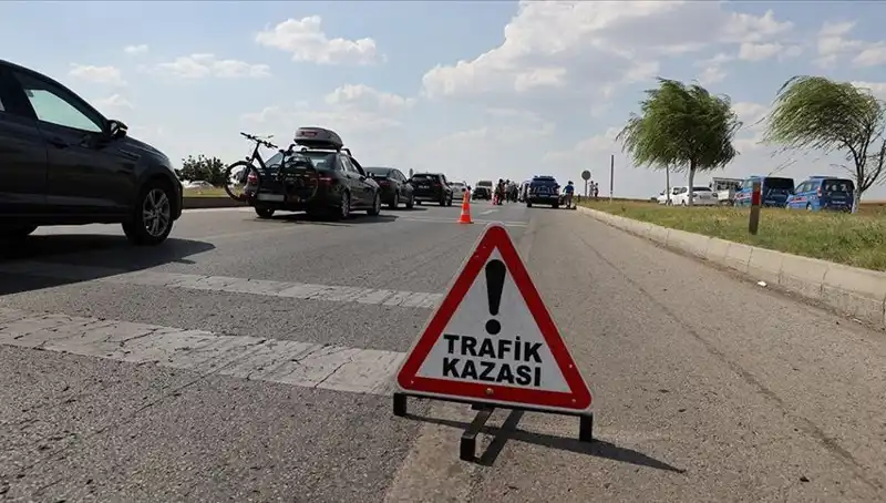 Adana’da Kamyon ile Otomobil Çarpıştı: Kaza Sonrası 1 Ölü, 1 Yaralı