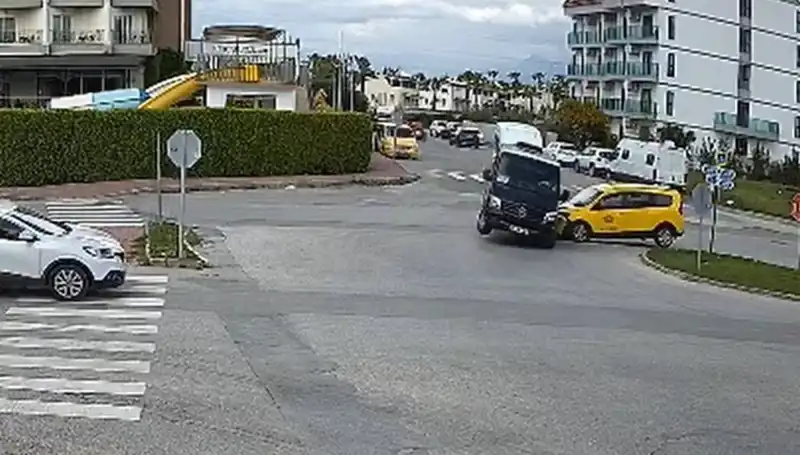 Kavşakta Feci Kaza: Minibüs ve Ticari Taksi Çarpıştı